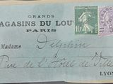 un gros plan d'un morceau de papier sur lequel est apposé un timbre