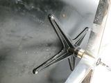 un objet métallique posé sur une table