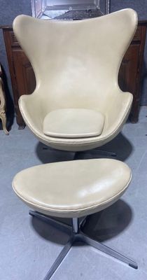 une photo représentant une chaise blanche et un pouf dans une pièce