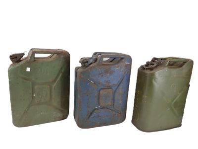 trois jerrycans sont alignés les uns à côté des autres sur une surface blanche