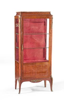 une vitrine ancienne en bois recouverte de velours rouge