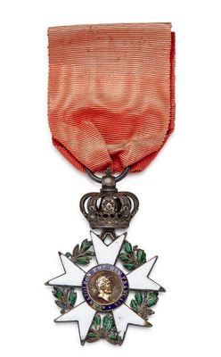 gros plan d'une médaille sur fond blanc avec un ruban rouge