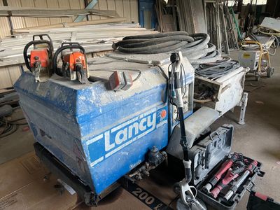 une machine qui se trouve au milieu d'un garage