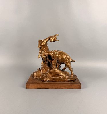 statue en bronze d'un homme à cheval sur un socle en bois