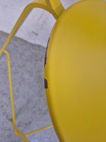 La Palma - Paire de chaises hautes en métal laqué jaune. (photo 3)
