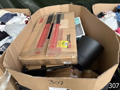 une boîte en carton contenant un certain nombre d'objets