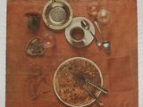 une photo d'une assiette de nourriture posée sur une table
