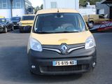 une camionnette jaune et noire garée sur un parking