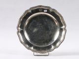 un plateau d'argent antique sur un support sur fond blanc