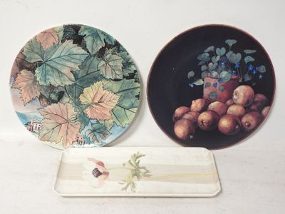 trois assiettes aux motifs différents posées sur une table