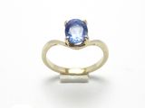l'image d'une bague contenant une pierre bleue