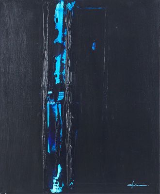 une peinture abstraite représentant une croix noire et bleue sur fond noir