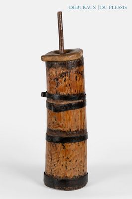 un grand objet en bois d'où sort une paille