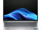un ordinateur portable avec un clavier argenté sur fond blanc