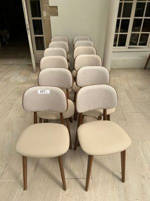 plusieurs chaises sont alignées dans une pièce