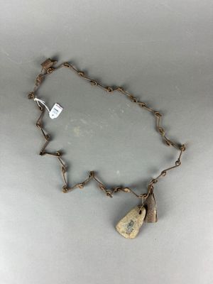 une photo d'un collier muni d'une étiquette