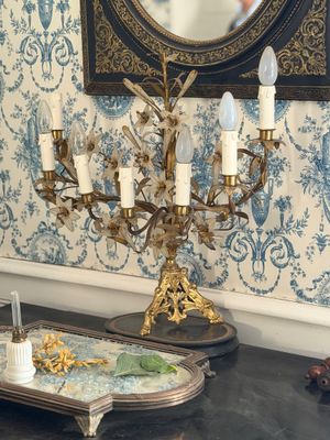 une table avec un miroir et un plateau sur lequel sont posées des bougies