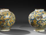 une paire de vases bleus et jaunes ornés de motifs floraux