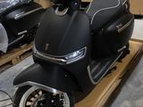 un scooter posé sur un chariot dans un entrepôt