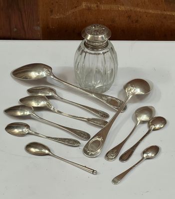 un grand nombre de cuillères posées sur une table