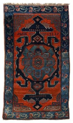 un tapis orange et bleu orné d'un motif en médaillon
