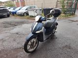 un scooter garé dans un parking