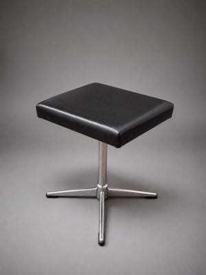 un tabouret en cuir noir avec un piètement en acier chromé