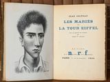 un vieux livre sur lequel est dessiné le visage d'un homme