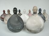un groupe de statues d'hommes alignés