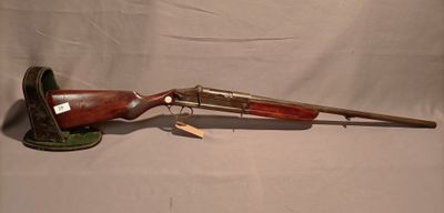 gros plan d'un fusil sur une table à fond blanc