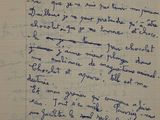 une vieille lettre manuscrite, écrite à l'encre bleue sur un morceau de papier