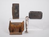 trois pièces d'argenterie, à savoir un couteau, une cuillère et une boîte