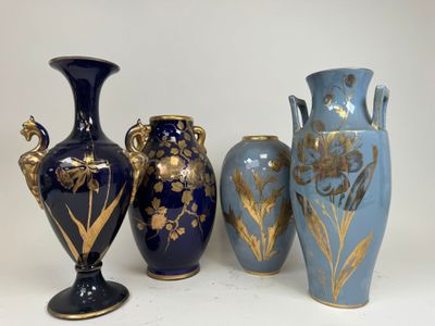 trois vases posés l'un à côté de l'autre sur une table