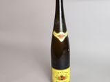 une bouteille de vin posée sur une table