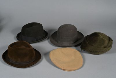 MOSSANT. Lot de deux chapeaux melon en feutre, l'un kaki, l'…