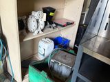 une pièce dans laquelle se trouve une étagère remplie de nombreux objets