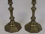 paire de chandeliers anciens en laiton sur fond blanc