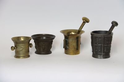 Ensemble de quatre mortiers en bronze et fonte, deux avec le…