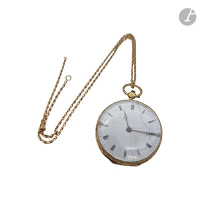 une montre de poche en or avec une chaîne, sur fond blanc