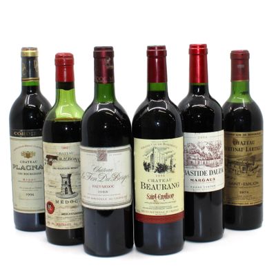 plusieurs bouteilles de vin sont alignées sur une surface blanche