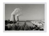 photographie en noir et blanc d'une centrale nucléaire d'où s'échappe de la fumée