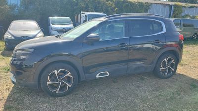 une photo d'un SUV noir garé sur un parking