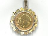 une pièce d'or au centre d'un pendentif
