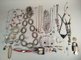 de nombreux colliers et bracelets disposés sur une table