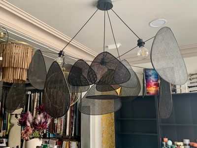 de nombreuses lampes suspendues au plafond dans une pièce