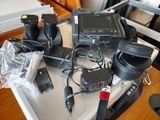 une table sur laquelle sont posés de nombreux appareils électroniques