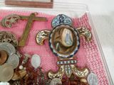 un plateau avec un chapelet, une croix et d'autres objets religieux
