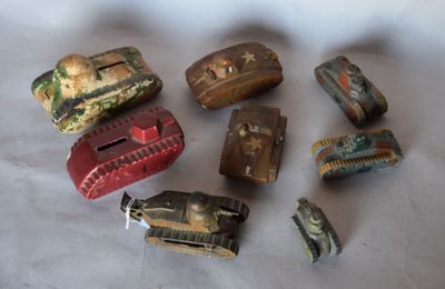 beaucoup de petits chars de jouet posés sur une table