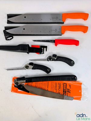 cinq types de couteaux différents sur une surface blanche