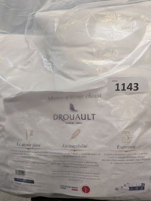 un paquet de papier toilette posé sur une chaise